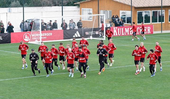 12.01.2024 - Fussball - 2. Fussball-Bundesliga - Saison 2023 2024 - 1. FC Nürnberg FCN Club - Trainingslager Winter Wintertrainingslager Marbella Spanien - Sportfoto Zink DaMa - xdaxmax - Mannschaft Team des FCN läuft sich warm