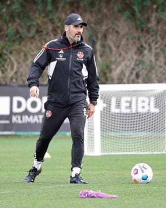 12.01.2024 - Fussball - 2. Fussball-Bundesliga - Saison 2023 2024 - 1. FC Nürnberg FCN Club - Trainingslager Winter Wintertrainingslager Marbella Spanien - Sportfoto Zink DaMa - xdaxmax - Cristian Fiel ( Trainer 1. FC Nürnberg FCN ) mit Ball am Fuß