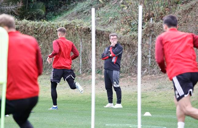 12.01.2024 - Fussball - 2. Fussball-Bundesliga - Saison 2023 2024 - 1. FC Nürnberg FCN Club - Trainingslager Winter Wintertrainingslager Marbella Spanien - Sportfoto Zink DaMa - xdaxmax - Dieter Hecking ( Vorstand 1. FC Nürnberg FCN ) beobachtet nachdenklich Mannschaft Team