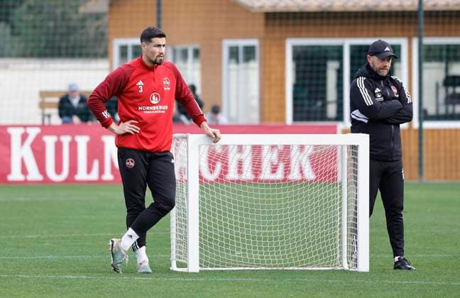 12.01.2024 - Fussball - 2. Fussball-Bundesliga - Saison 2023 2024 - 1. FC Nürnberg FCN Club - Trainingslager Winter Wintertrainingslager Marbella Spanien - Sportfoto Zink DaMa - xdaxmax - Ahmet Gürleyen Guerleyen (3, 1. FC Nürnberg FCN ) Frank Steinmetz (Co-Trainer 1. FC Nürnberg FCN ) blicken nachdenklich