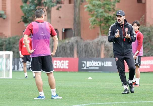12.01.2024 - Fussball - 2. Fussball-Bundesliga - Saison 2023 2024 - 1. FC Nürnberg FCN Club - Trainingslager Winter Wintertrainingslager Marbella Spanien - Sportfoto Zink DaMa - xdaxmax - Cristian Fiel ( Trainer 1. FC Nürnberg FCN ) gibt Anweisungen an Jens Castrop ( 17, 1. FC Nürnberg FCN )