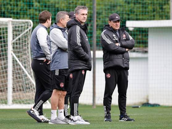 12.01.2024 - Fussball - 2. Fussball-Bundesliga - Saison 2023 2024 - 1. FC Nürnberg FCN Club - Trainingslager Winter Wintertrainingslager Marbella Spanien - Sportfoto Zink DaMa - xdaxmax - Dr. Johannes Rüther ( Mannschaftsarzt 1. FC Nürnberg FCN ) Jens Vergers (Physiotherapeut 1. FC Nürnberg FCN ) Marko Riegel (Zeugwart 1. FC Nürnberg FCN ) Gubov Milan (Physiotherapeut 1. FC Nürnberg FCN )