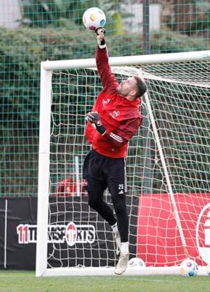 12.01.2024 - Fussball - 2. Fussball-Bundesliga - Saison 2023 2024 - 1. FC Nürnberg FCN Club - Trainingslager Winter Wintertrainingslager Marbella Spanien - Sportfoto Zink DaMa - xdaxmax - Christian Mathenia (26, 1. FC Nürnberg FCN ) faustet Ball