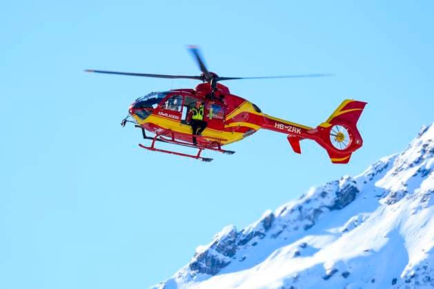Sport Themen der Woche KW02 Sport Bilder des Tages ALPINE SKIING - FIS WC Wengen WENGEN,SWITZERLAND,12.JAN.24 - ALPINE SKIING - FIS World Cup, Super G, men. Image shows a helicopter for Alexis Pinturault (FRA).  GEPAxpictures xMarioxBuehner-Weinrauch