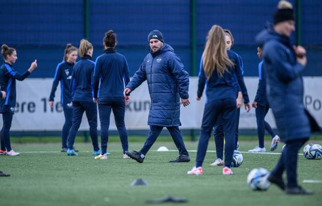 Leipzigs Cheftrainer Trainer Coach Saban Uzun. Training RB Leipzig Frauen am 5. Januar 2024. Red Bull Akademie, Leipzig. Training RB Leipzig Frauen