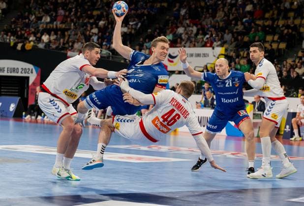 Sport Themen der Woche KW02 Sport Bilder des Tages Mijajlo Marsenic (Serbien Serbia, 93) und Dragan Pechmalbec (Serbien Serbia, 46) versuchen Gisli Thorgeir Kristjansson (Island Iceland, 10) zu stoppen. Rechts: Arnar Freyr Arnarsson (Island Iceland, 21) und Predrag Vejin (Serbien Serbia, 23). GER, Island vs. Serbien, Handball, Maenner, EHF Euro 2024, Gruppe C, 1. Spieltag, 12.01.2024. GER, Island vs. Serbien, Handball, Maenner, EHF Euro 2024, Gruppe C, 1. Spieltag, 12.01.2024. Muenchen *** Mijajlo Marsenic Serbia Serbia, 93 and Dragan Pechmalbec Serbia Serbia, 46 try to stop Gisli Thorgeir Kristjansson Iceland Iceland, 10 Right Arnar Freyr Arnarsson Iceland Iceland, 21 and Predrag Vejin Serbia Serbia, 23 GER, Iceland vs Serbia, Handball, Men, EHF Euro 2024, Group C, Matchday 1, 12 01 2024 GER, Iceland vs Serbia, Handball, Men, EHF Euro 2024, Group C, Matchday 1, 12 01 2024 Munich Copyright: xEibner-Pressefoto HeikexFeinerx EP_HFR