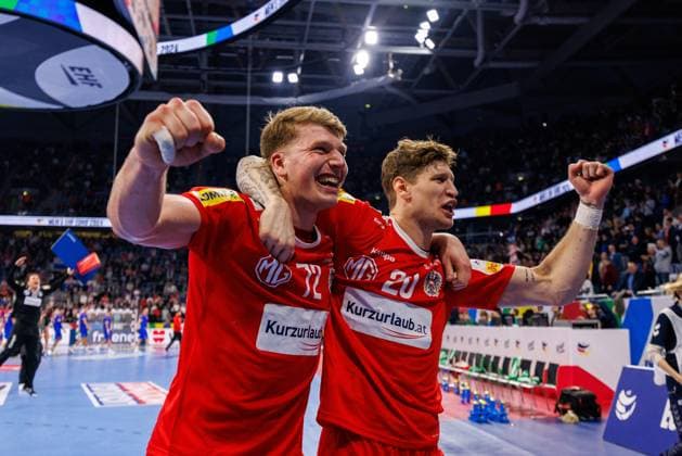 Sport Bilder des Tages MEN’S EHF EURO 2024: Österreich - Rumänien, 12.01.2024, Mannheim Österreich feiert den 31:24 Sieg; Sebastian Frimmel 20, Austria (AUT), Lukas Hutecek 72, Austria (AUT), Jubel;Emotion, Freude; Spiel der MEN’S EHF EURO 2024: Österreich - Rumänien am 12.01.2024 in der SAP-Arena Mannheim Copyright: xBEAUTIFULxSPORTS Hahnex
