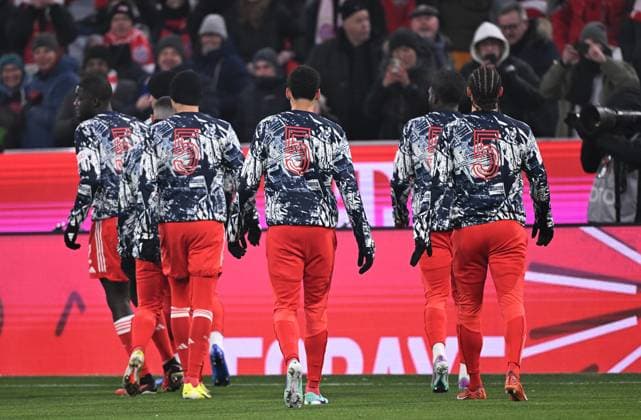 Sport Themen der Woche KW02 Sport Bilder des Tages Fussball 1. Bundesliga Saison 2023 2024 17. Spieltag FC Bayern Muenchen - TSG 1899 Hoffenheim 12.01.2024 Das FC Bayern Muenchen Team beim Aufwaermen mit der Nummer 5 von Franz Beckenbauer auf der Trainingsjacken im Style der 1970 Jahren *** Soccer 1 Bundesliga Season 2023 2024 17 Matchday FC Bayern Muenchen TSG 1899 Hoffenheim 12 01 2024 The FC Bayern Muenchen team warming up with the number 5 of Franz Beckenbauer on the training jacket in the style of the 1970s