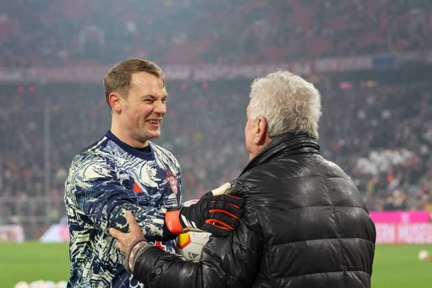 Manuel Neuer (FC Bayern Muenchen, 01) mit Sepp Maier, lachend, Umarmung, FC Bayern Muenchen vs. TSG Hoffenheim, Fussball, Bundesliga, 17. Spieltag, Saison 2023 24, 12.01.2024, DFL REGULATIONS PROHIBIT ANY USE OF PHOTOGRAPHS AS IMAGE SEQUENCES, FC Bayern Muenchen vs. TSG Hoffenheim, Fussball, Bundesliga, 17. Spieltag, Saison 2023 24, 12.01.2024 Muenchen Copyright: xEibner-Pressefoto JennixMaulx EP_JML