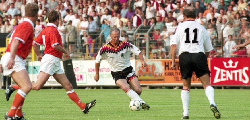 07.07.95 Tradionself Deutschland - Niederlande Deutschland, Aachen, 07.07.1995, Fussball, Traditionself Deutschland - Niederlande: Karl-Heinz Rummenigge. *** 07 07 95 Tradionself Germany Netherlands Germany, Aachen, 07 07 1995, Football, Traditionself Germany Netherlands Karl Heinz Rummenigge
