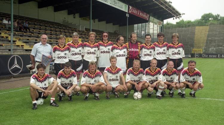07.07.95 Tradionself Deutschland - Niederlande Deutschland, Aachen, 07.07.1995, Fussball, Traditionself Deutschland - Niederlande: Team Mannschaft Sportjournalisten. *** 07 07 95 Tradionself Germany Netherlands Germany, Aachen, 07 07 1995, Football, Traditionself Germany Netherlands Team Team Sports journalists