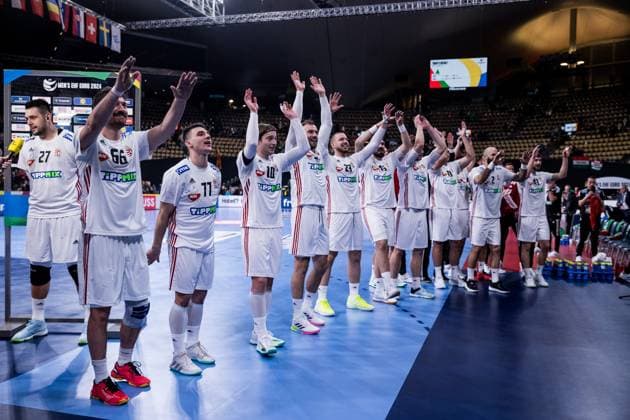 Handball, EM, Ungarn - Montenegro MEN’S EHF EURO 2024: Ungarn - Montenegro; 12.01.2024 Die ungarischen Spieler feiern den Sieg mit den Fans mit Laola MEN’S EHF EURO 2024: Ungarn - Montenegro, Olympiahalle, München am 12.01.2024 Copyright: xBEAUTIFULxSPORTS Wunderlx