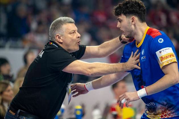 12.01.2024 - Handball - Herren - EHF - EM 2024 - Österreich - Rumänien Von Links: Xavier Pascual Fuertes (Trainer, Rumaenien), Liviu Emil Caba (Rumaenien) Mannheim SAP Arena Baden-Wuerttemberg Deutschland KlausTrotter-20240112-1244