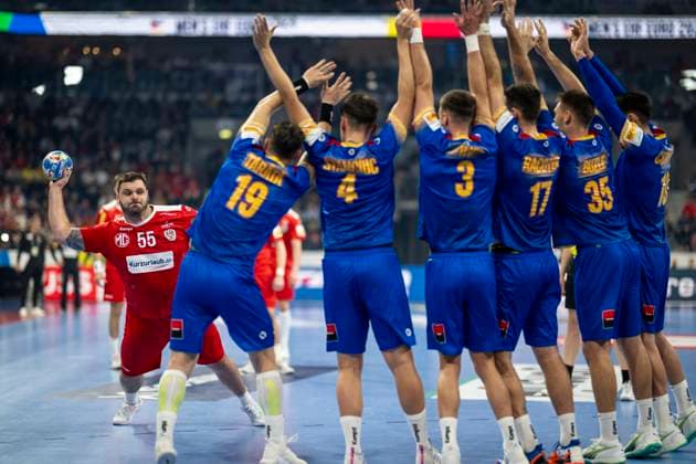 Sport Bilder des Tages 12.01.2024 - Handball - Herren - EHF - EM 2024 - Österreich - Rumänien Tobias Wagner gegen rumaenische Abwehrmauer Mannheim SAP Arena Baden-Wuerttemberg Deutschland KlausTrotter-20240112-1655