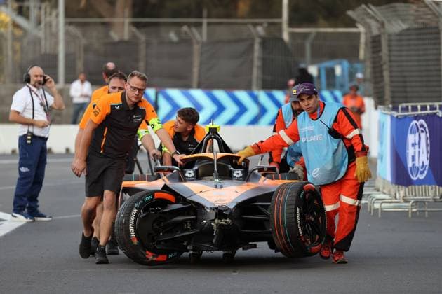 Sport Bilder des Tages Mechaniker und Streckenposten schieben Jake Hughes verunfalltem McLaren Gen3 Rennwagen zurück zur Box, Formel E FIA Weltmisterschaft Saison 10, Mexiko City E- Prix, Mexiko, 12.01.2024