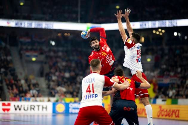 12.01.2024 - Handball - Herren - EHF - EM 2024 - Spanien - Kroatien Von Links: Tin Lucin (Kroatien), Imanol Garciandia Alustiza (Spanien), Adrian Figueras Trejo (Spanien), Zvonimir Srna (Kroatien) Mannheim SAP Arena Baden-Wuerttemberg Deutschland KlausTrotter-20240112-4709