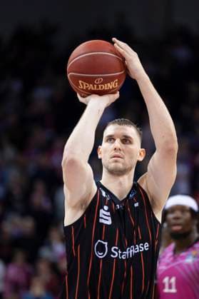 Jonas RICHTER (CHE, mi.) am Ball, beim Freiwurf, Wurf, Einzelaktion. Endstand 77:85, Basketball 1.Bundesliga Telekom Baskets Bonn-NINERS Chemnitz 99 BON vs CHE 16. Spieltag, im T E L E K O M D O M E, am 12.01.2024 w.svensimon.net