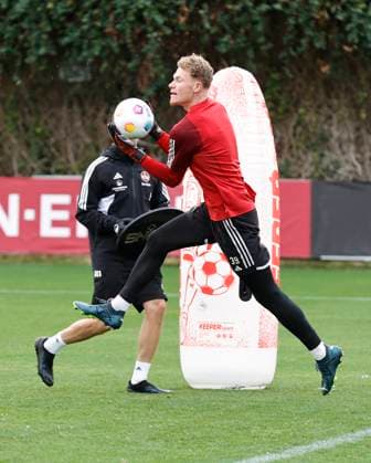 13.01.2024 - Fussball - 2. Fussball-Bundesliga - Saison 2023 2024 - 1. FC Nürnberg FCN Club - Trainingslager Winter Wintertrainingslager Marbella Spanien - Sportfoto Zink DaMa - xdaxmax - Nicolas Ortegel (1. FC Nürnberg FCN ) fängt Ball