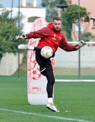 13.01.2024 - Fussball - 2. Fussball-Bundesliga - Saison 2023 2024 - 1. FC Nürnberg FCN Club - Trainingslager Winter Wintertrainingslager Marbella Spanien - Sportfoto Zink DaMa - xdaxmax - Christian Mathenia (26, 1. FC Nürnberg FCN ) mit Schuss