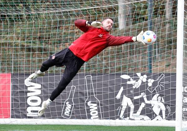 13.01.2024 - Fussball - 2. Fussball-Bundesliga - Saison 2023 2024 - 1. FC Nürnberg FCN Club - Trainingslager Winter Wintertrainingslager Marbella Spanien - Sportfoto Zink DaMa - xdaxmax - Christian Mathenia (26, 1. FC Nürnberg FCN ) wirft sich nach Ball