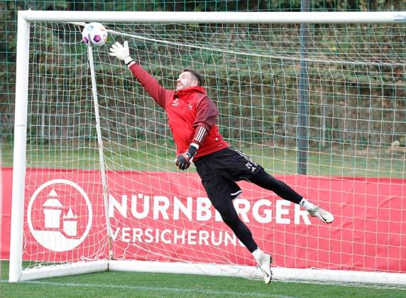 13.01.2024 - Fussball - 2. Fussball-Bundesliga - Saison 2023 2024 - 1. FC Nürnberg FCN Club - Trainingslager Winter Wintertrainingslager Marbella Spanien - Sportfoto Zink DaMa - xdaxmax - Christian Mathenia (26, 1. FC Nürnberg FCN ) wirft sich nach Ball