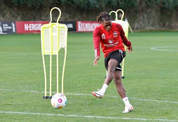 13.01.2024 - Fussball - 2. Fussball-Bundesliga - Saison 2023 2024 - 1. FC Nürnberg FCN Club - Trainingslager Winter Wintertrainingslager Marbella Spanien - Sportfoto Zink DaMa - xdaxmax - Joseph Hungbo (23, 1. FC Nürnberg FCN ) mit Torschuss
