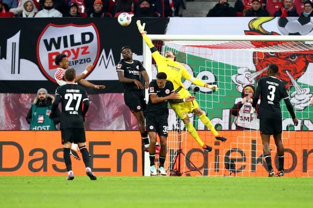Sport Themen der Woche KW02 13.01.2024, xtgx, Fussball 1.Bundesliga, RB Leipzig - Eintracht Frankfurt emspor, v.l. Kevin Trapp of Eintracht Frankfurt verpasst den Ball (DFL DFB REGULATIONS PROHIBIT ANY USE OF PHOTOGRAPHS as IMAGE SEQUENCES and or QUASI-VIDEO) Leipzig *** 13 01 2024, xtgx, Fussball 1 Bundesliga, RB Leipzig Eintracht Frankfurt emspor, v l Kevin Trapp of Eintracht Frankfurt misses the ball DFL DFB REGULATIONS PROHIBIT ANY USE OF PHOTOGRAPHS as IMAGE SEQUENCES and or QUASI VIDEO Leipzig