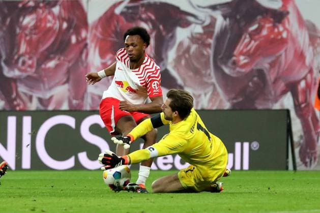 Sport Themen der Woche KW02 13.01.2024, xgox, Fussball 1.Bundesliga, RB Leipzig - Eintracht Frankfurt emspor, v.l. Lois Openda (RB Leipzig) Kevin Trapp of Eintracht Frankfurt Zweikampf, Aktion, action, battle for the ball (DFL DFB REGULATIONS PROHIBIT ANY USE OF PHOTOGRAPHS as IMAGE SEQUENCES and or QUASI-VIDEO) Leipzig *** 13 01 2024, xgox, Fussball 1 Bundesliga, RB Leipzig Eintracht Frankfurt emspor, v l Lois Openda RB Leipzig Kevin Trapp of Eintracht Frankfurt Zweikampf, Aktion, action, battle for the ball DFL DFB REGULATIONS PROHIBIT ANY USE OF PHOTOGRAPHS as IMAGE SEQUENCES and or QUASI VIDEO Leipzig