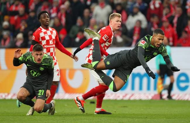 Sport Themen der Woche KW02 Mainz vs. VfL, 1. BL Mainz, 13.01.2024, FUßBALL - 1. FSV Mainz 05 vs. VfL Wolfsburg, 1. BL, Saison 2023 24. Joakim Maehle (VfL Wolfsburg), Jonathan Burkardt (1.FSV Mainz 05), Aster Vranckx (VfL Wolfsburg) Mainz *** Mainz vs VfL, 1 BL Mainz, 13 01 2024, FOOTBALL 1 FSV Mainz 05 vs VfL Wolfsburg, 1 BL, Season 2023 24 Joakim Maehle VfL Wolfsburg , Jonathan Burkardt 1 FSV Mainz 05 , Aster Vranckx VfL Wolfsburg Mainz