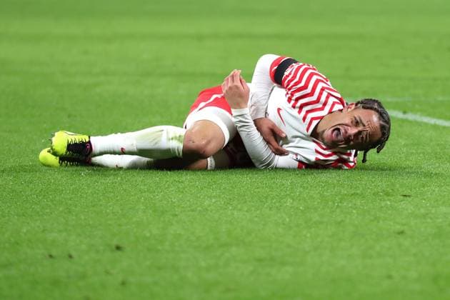 Sport Themen der Woche KW02 1. Bundesliga: RB Leipzig vs. Eintracht Frankfurt, 13.01.24 Xavi Simons (20, RB Leipzig) windet sich mit Schmerzen am Boden, Foul. Fußball, 1. Bundesliga, Saison 2023 2024, 17. Spieltag: RB Leipzig vs. SG Eintracht Frankfurt am 13.01.24 in der Red Bull Arena, Leipzig. DFL REGULATIONS PROHIBIT ANY USE OF PHOTOGRAPHS AS IMAGE SEQUENCES AND OR QUASI-VIDEO. *** 1 Bundesliga RB Leipzig vs Eintracht Frankfurt, 13 01 24 Xavi Simons 20, RB Leipzig writhes on the ground in pain, foul Football, 1 Bundesliga, Season 2023 2024, Matchday 17 RB Leipzig vs SG Eintracht Frankfurt on 13 01 24 at Red Bull Arena, Leipzig DFL REGULATIONS PROHIBIT ANY USE OF PHOTOGRAPHS AS IMAGE SEQUENCES AND OR QUASI VIDEO Copyright: xBEAUTIFULxSPORTS JanxKaeferx
