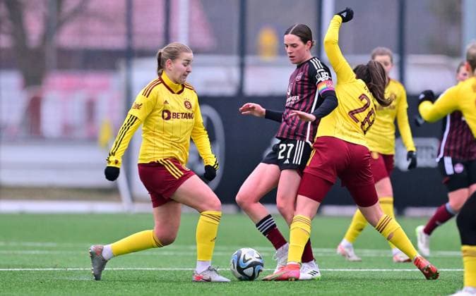 13.01.2024 - Fussball Frauen Frauenfussball - Saison 2023 2024 - Testspiel Freundschaftsspiel Vorbereitungsspiel : 1. FC Nürnberg FCN ( Clubfrauen Club ) - Sparta Prag Praha - - xwoxzix - Lara Schmidt (27, 1. FC Nürnberg FCN ) gegen ??? und Klara Cvrckova (28, Sparta Prag , rechts )