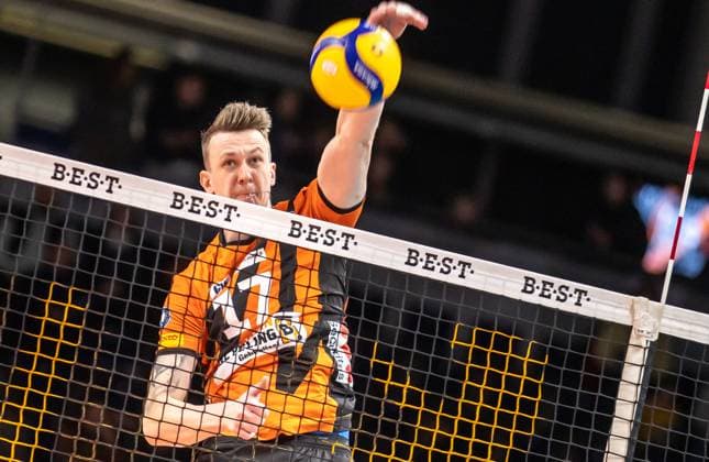 13.01.2024, Berlin, Volleyball: 1.Bundesliga, Maenner, 14. Spieltag, BR Volleys - WWK Volleys Herrsching, Max-Schmeling-Halle. Berlins Marek Sotola spielt den Ball ueber das Netz. BR Volleys - WWK Volleys Herrsching
