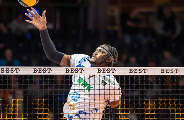 13.01.2024, Berlin, Volleyball: 1.Bundesliga, Maenner, 14. Spieltag, BR Volleys - WWK Volleys Herrsching, Max-Schmeling-Halle. Magloire Mayaula von WWK Volleys Herrsching spielt den Ball ueber das Netz. BR Volleys - WWK Volleys Herrsching