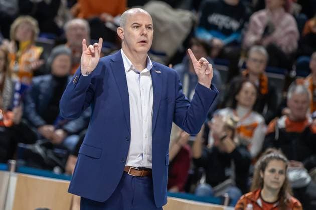 13.01.2024, Berlin, Volleyball: 1.Bundesliga, Maenner, 14. Spieltag, BR Volleys - WWK Volleys Herrsching, Max-Schmeling-Halle. Trainer Joel Banks der Berlin Volleys steht gestikulierend am Rand des Spielfels. BR Volleys - WWK Volleys Herrsching