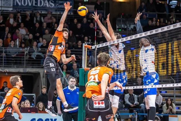 13.01.2024, Berlin, Volleyball: 1.Bundesliga, Maenner, 14. Spieltag, BR Volleys - WWK Volleys Herrsching, Max-Schmeling-Halle. Berlins Ruben Schott (2.v.l) spielt gegen Herrschings Block. BR Volleys - WWK Volleys Herrsching