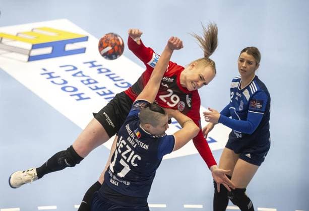 Sport Themen der Woche KW02 Sport Bilder des Tages HANDBALL EHF EUROPEAN LEAGUE WOMEN 2023 2024 GROUP PHASE THC - H.C. DUNAREA BRAILA ** NUR FÜR REDAKTIONELLE ZWECKE ** EDITORIAL USE ONLY **<p>13 01 2024-Bad Langensalza: Handball EHF European League Women 2023 2024 Group Phase Salza-Halle Thueringer HC - H.C. Dunarea Braila im Foto: Johanna Reichert 29 (Thüringer HC) im Zweikampf mit Katarina Jezic 17 (H.C. Dunarea Braila) ( Deutschland Thueringen Bad Langensalza Copyright: SaschaxFromm *** HANDBALL EHF EUROPEAN LEAGUE WOMEN 2023 2024 GROUP PHASE THC H C DUNAREA BRAILA FOR EDITORIAL PURPOSES ONLY p 13 01 2024 Bad Langensalza Handball EHF European League Women 2023 2024 Group Phase Salza Halle Thueringer HC H C Dunarea Braila in photo Johanna Reichert 29 Thüringer HC in duel with Katarina Jezic 17 H C Dunarea Braila Germany Thuringia Bad Langensalza Copyright SaschaxFromm Copyright: SaschaxFromm doc7toom0brwjml2vhcnpy ,EDITORIAL USE ONLY