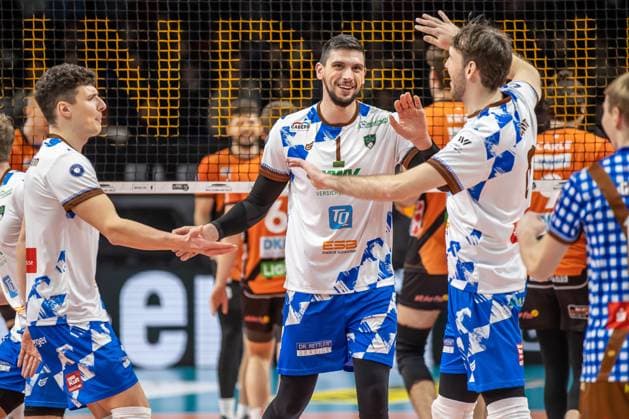 13.01.2024, Berlin, Volleyball: 1.Bundesliga, Maenner, 14. Spieltag, BR Volleys - WWK Volleys Herrsching, Max-Schmeling-Halle. Djordje Ilic von WWK Volleys Herrsching und Teamkollegen jubeln. BR Volleys - WWK Volleys Herrsching
