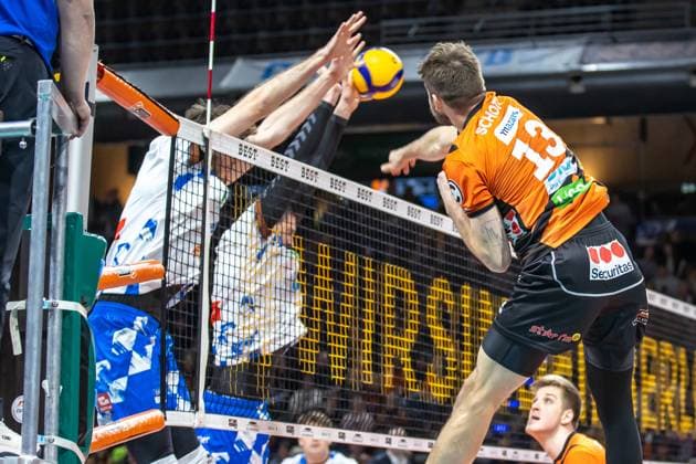 13.01.2024, Berlin, Volleyball: 1.Bundesliga, Maenner, 14. Spieltag, BR Volleys - WWK Volleys Herrsching, Max-Schmeling-Halle. Berlins Ruben Schott (r) spielt gegen den Block aus Herrsching. BR Volleys - WWK Volleys Herrsching