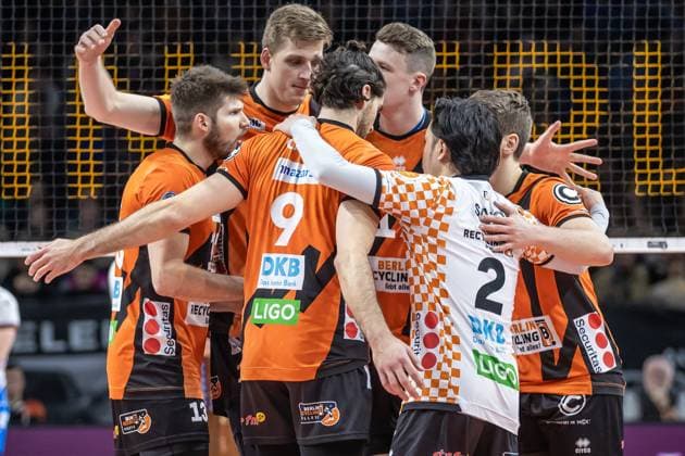 13.01.2024, Berlin, Volleyball: 1.Bundesliga, Maenner, 14. Spieltag, BR Volleys - WWK Volleys Herrsching, Max-Schmeling-Halle. Spieler der Berlin Volleys jubeln. BR Volleys - WWK Volleys Herrsching