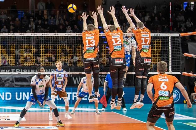 Bilder des Jahres 2024, Sport 01 Januar Sport Themen der Woche KW02 Sport Bilder des Tages 13.01.2024, Berlin, Volleyball: 1.Bundesliga, Maenner, 14. Spieltag, BR Volleys - WWK Volleys Herrsching, Max-Schmeling-Halle. Berlins Marek Sotola (r-l), Saso Stalekar und Ruben Schott gehen im Block zu Ball gegen Magloire Mayaula von WWK Volleys Herrsching. BR Volleys - WWK Volleys Herrsching *** 13 01 2024, Berlin, Volleyball 1 Bundesliga, Men, Matchday 14, BR Volleys WWK Volleys Herrsching, Max Schmeling Halle Berlins Marek Sotola r l , Saso Stalekar and Ruben Schott go block-to-ball against Magloire Mayaula from WWK Volleys Herrsching BR Volleys WWK Volleys Herrsching