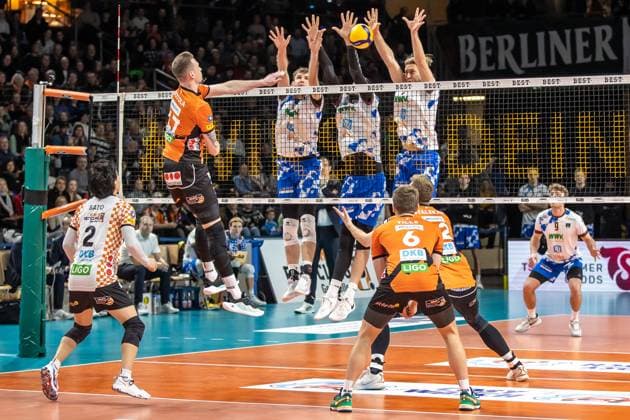 13.01.2024, Berlin, Volleyball: 1.Bundesliga, Maenner, 14. Spieltag, BR Volleys - WWK Volleys Herrsching, Max-Schmeling-Halle. Berlins Marek Sotola (l) spielt gegen den Block aus Herrsching. BR Volleys - WWK Volleys Herrsching