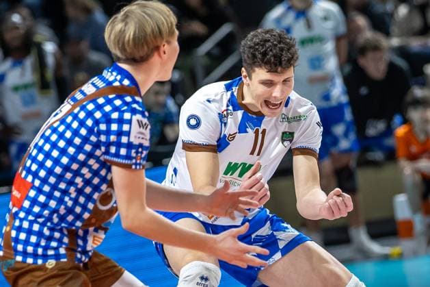 13.01.2024, Berlin, Volleyball: 1.Bundesliga, Maenner, 14. Spieltag, BR Volleys - WWK Volleys Herrsching, Max-Schmeling-Halle. Libero Leonard Graven (l) und Theo Timmermann von WWK Volleys Herrsching Volleys jubeln. BR Volleys - WWK Volleys Herrsching