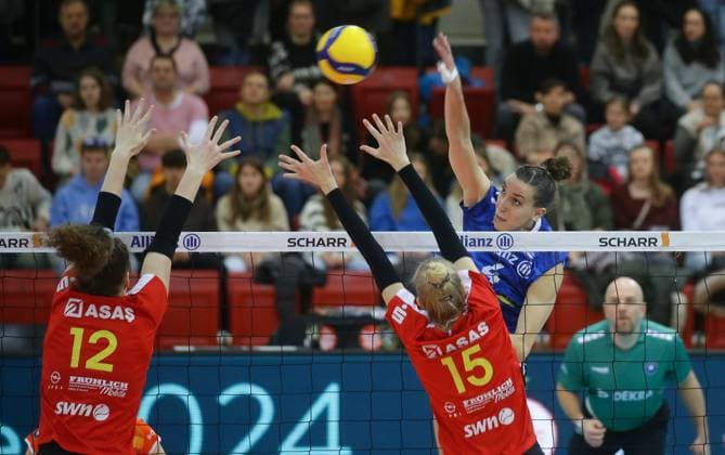 Sport Bilder des Tages Stuttgart , Volleyball Bundesliga Frauen , Allianz MTV Stuttgart vs. VC Neuwied 77 , rechts: Ivana Vanjak ( Stgt )
