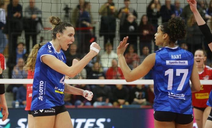Stuttgart , Volleyball Bundesliga Frauen , Allianz MTV Stuttgart vs. VC Neuwied 77 , von links: Ivana Vanjak Alexis Hart ( Stgt )