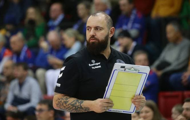 Stuttgart , Volleyball Bundesliga Frauen , Allianz MTV Stuttgart vs. VC Neuwied 77 , Trainer Konstantin Bitter ( Stgt )