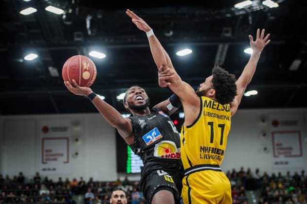 Sport Themen der Woche KW02 Sport Bilder des Tages James Murray-Boyles (HAKRO Merlins Crailsheim, 12) vs. Silas Melson (MHP Riesen Ludwigsburg, 11) MHP Riesen Ludwigsburg - HAKRO Merlins Crailsheim, Basketball, 1. Basketball Bundesliga, BBL, Saison 2023 24, 16. Spieltag, 13.01.2024, Ludwigsburg (MHPArena), DEU MHP Riesen Ludwigsburg - HAKRO Merlins Crailsheim, 13.01.2024, Ludwigsburg (MHPArena), DEU Ludwigsburg *** James Murray Boyles HAKRO Merlins Crailsheim, 12 vs Silas Melson MHP Riesen Ludwigsburg, 11 MHP Riesen Ludwigsburg HAKRO Merlins Crailsheim, Sport, Basketball, 1 Basketball Bundesliga, BBL, Saison 2023 24, 16 Spieltag, 13 01 2024, Ludwigsburg MHPArena , DEU MHP Riesen Ludwigsburg HAKRO Merlins Crailsheim, 13 01 2024, Ludwigsburg MHPArena , DEU Ludwigsburg Copyright: xSandyxDinkelackerx EP_SDR