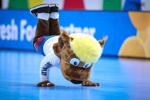 Sport Bilder des Tages 13.01.2024, EHF EURO 2024, Männer Europameisterschaft Handball, Mercedes-Benz-Arena in Berlin, Polen - Slowenien: Maskottchen Tricky Berlin Deutschland