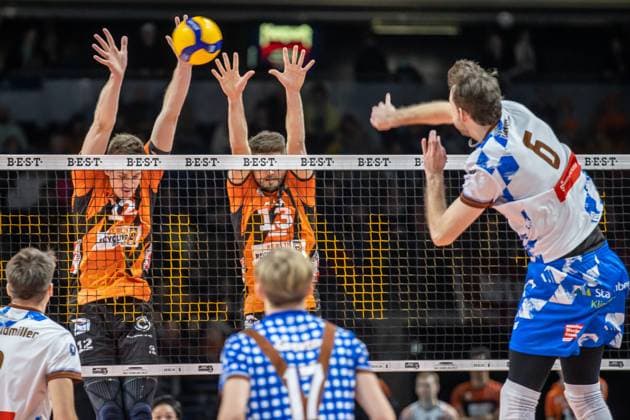 13.01.2024, Berlin, Volleyball: 1.Bundesliga, Maenner, 14. Spieltag, BR Volleys - WWK Volleys Herrsching, Max-Schmeling-Halle. Filip John (r-l) von WWK Volleys Herrsching spielt gegen Berlins Block aus Ruben Schott und Saso Stalekar. BR Volleys - WWK Volleys Herrsching