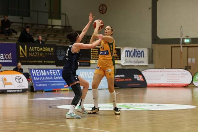 13.01.2024, Basketball, Frauen, Basketball-Bundesliga, Saison 2023 2024, TV Saarlouis Royals - Eisvögel USC Freiburg, Milena Marjanovic (TSV Saarlouis Royals), Emily Kapitza (Eisvögel USC Freiburg) Saarlouis Stadtgartenhalle Saarland Deutschland (DE)