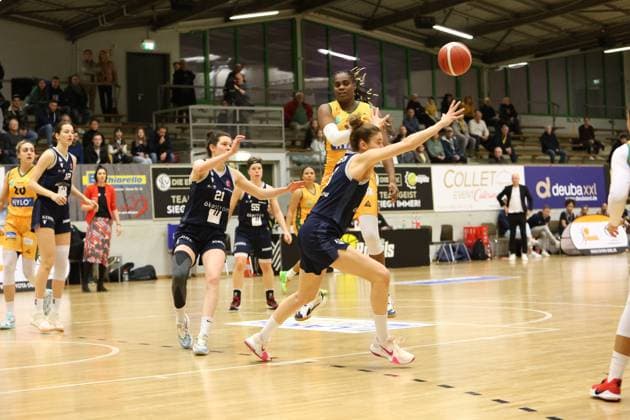 13.01.2024, Basketball, Frauen, Basketball-Bundesliga, Saison 2023 2024, TV Saarlouis Royals - Eisvögel USC Freiburg, Naomi Mbandu (TSV Saarlouis Royals), Emily Kapitza (Eisvögel USC Freiburg), Luisa Nufer (Eisvögel USC Freiburg) Saarlouis Stadtgartenhalle Saarland Deutschland (DE)